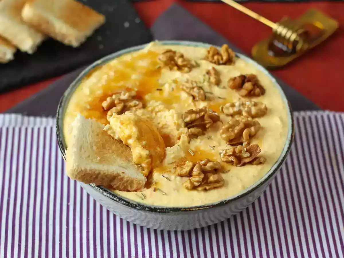 Cremet græskar- og feta-paté med et strejf af honning