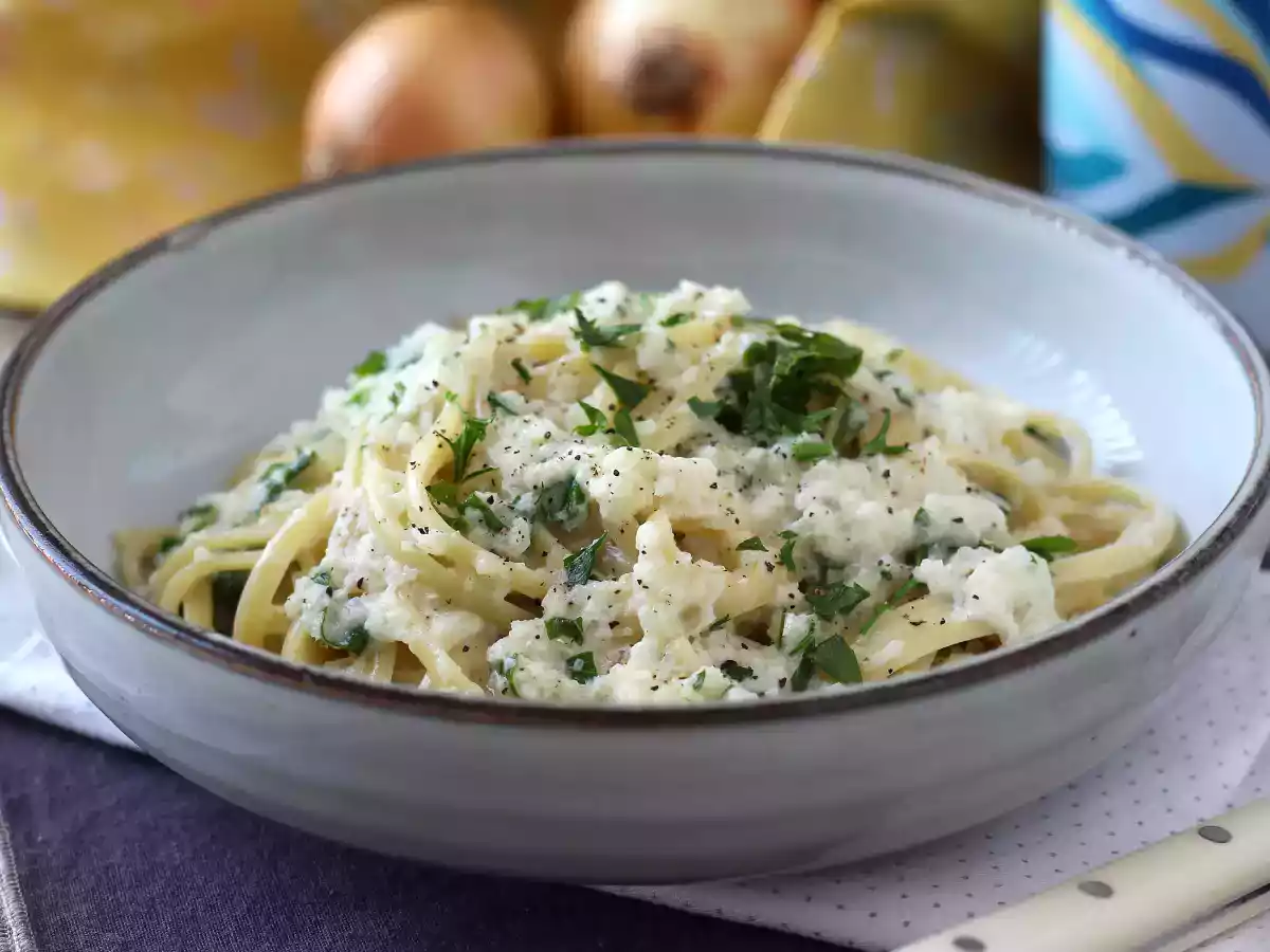 Cremet løgpasta: en velsmagende og superbillig forret!