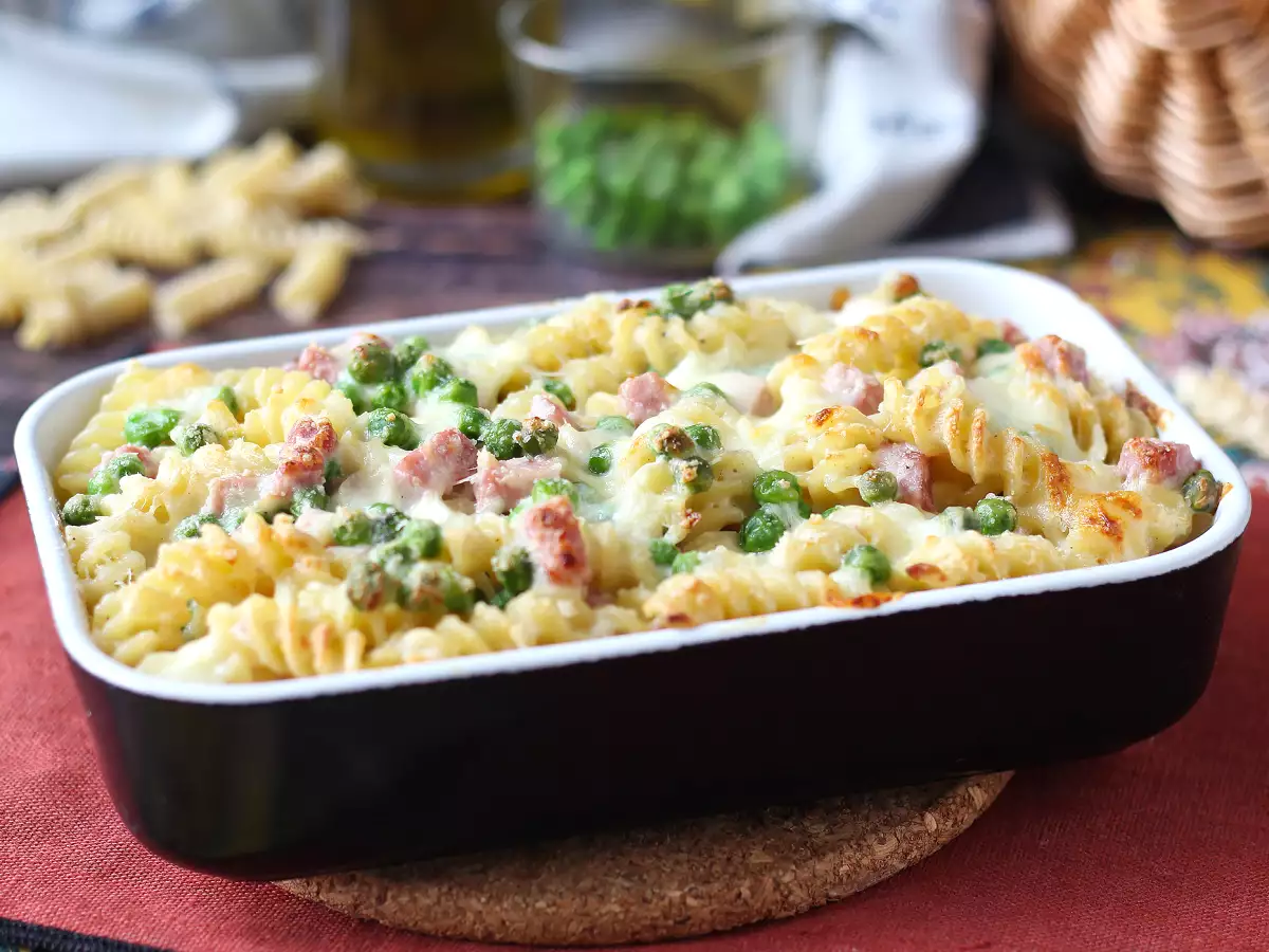 Cremet ovnbagt pasta med ærter og kogt skinke - foto 3