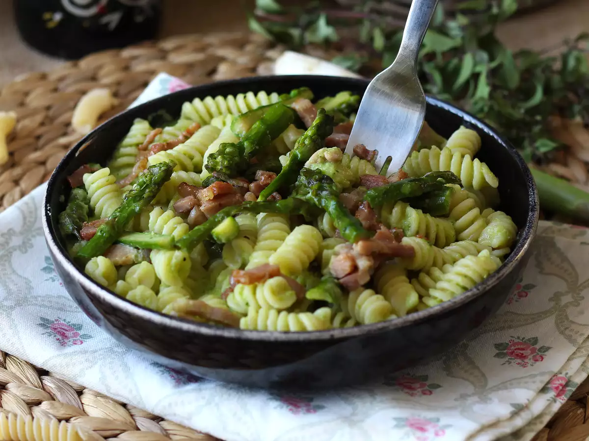 Cremet pasta med asparges og pancetta – nem og lækker opskrift