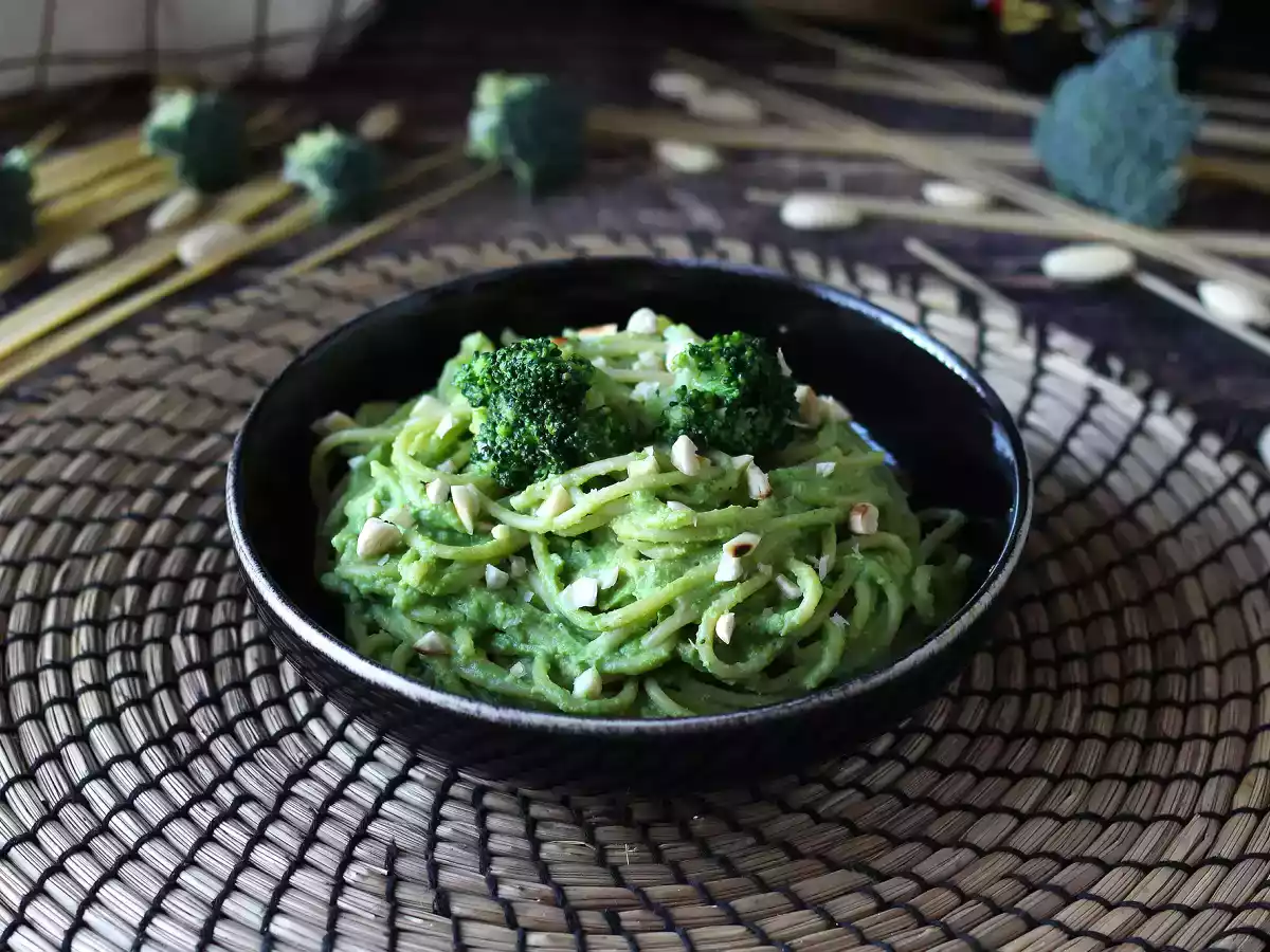 Cremet pasta med broccoli og mandler: en lettilberedt og velsmagende ret