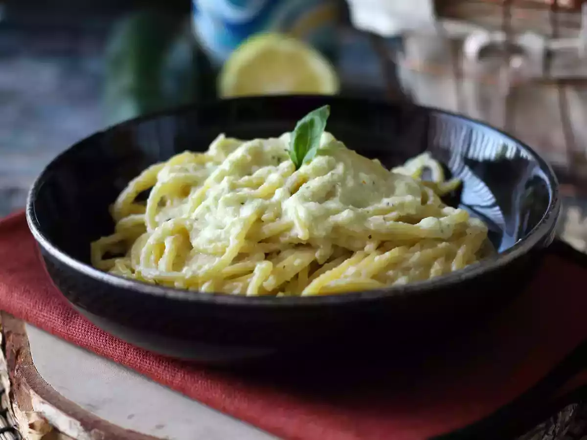 Cremet pasta med courgetter og græsk yoghurt