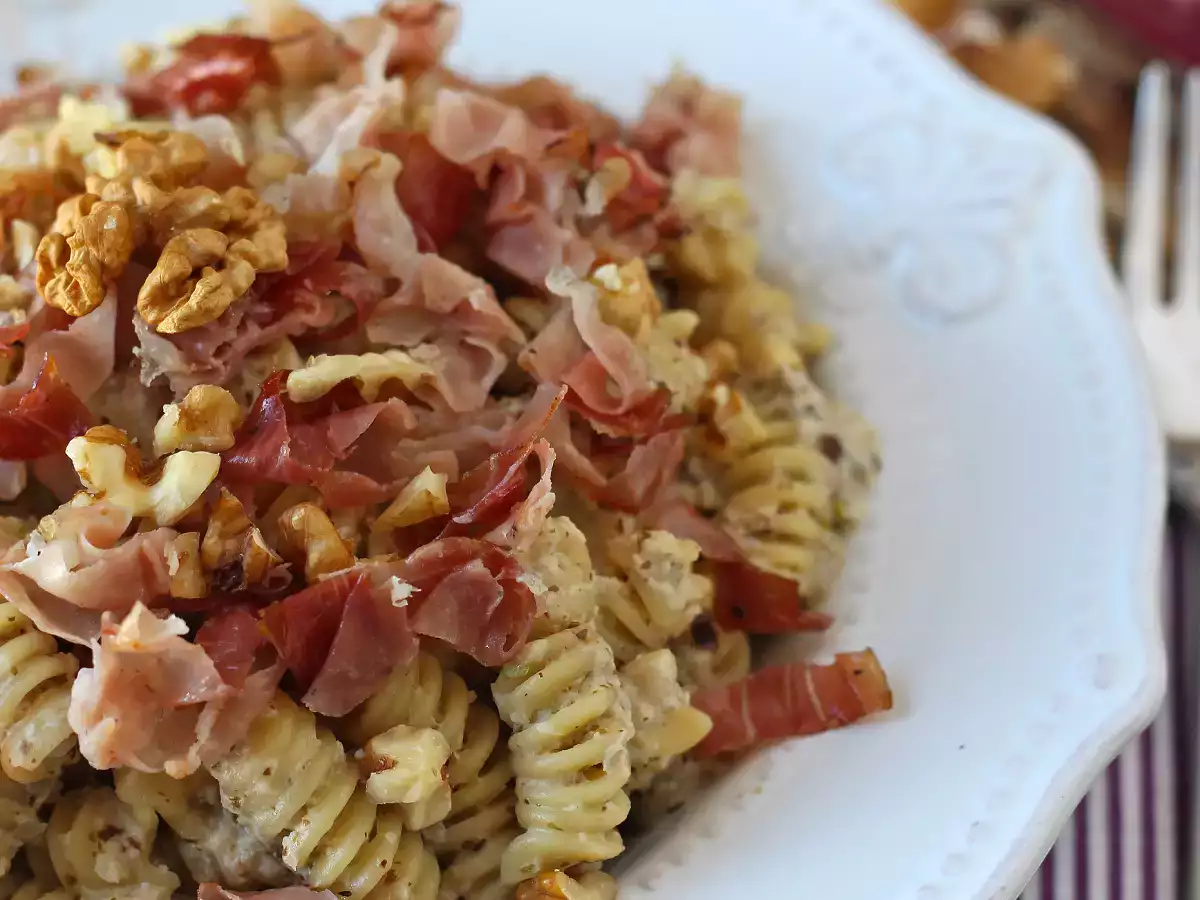 Cremet pasta med radicchio, sprød bacon og valnødder: hurtig og uimodståelig opskrift - foto 3
