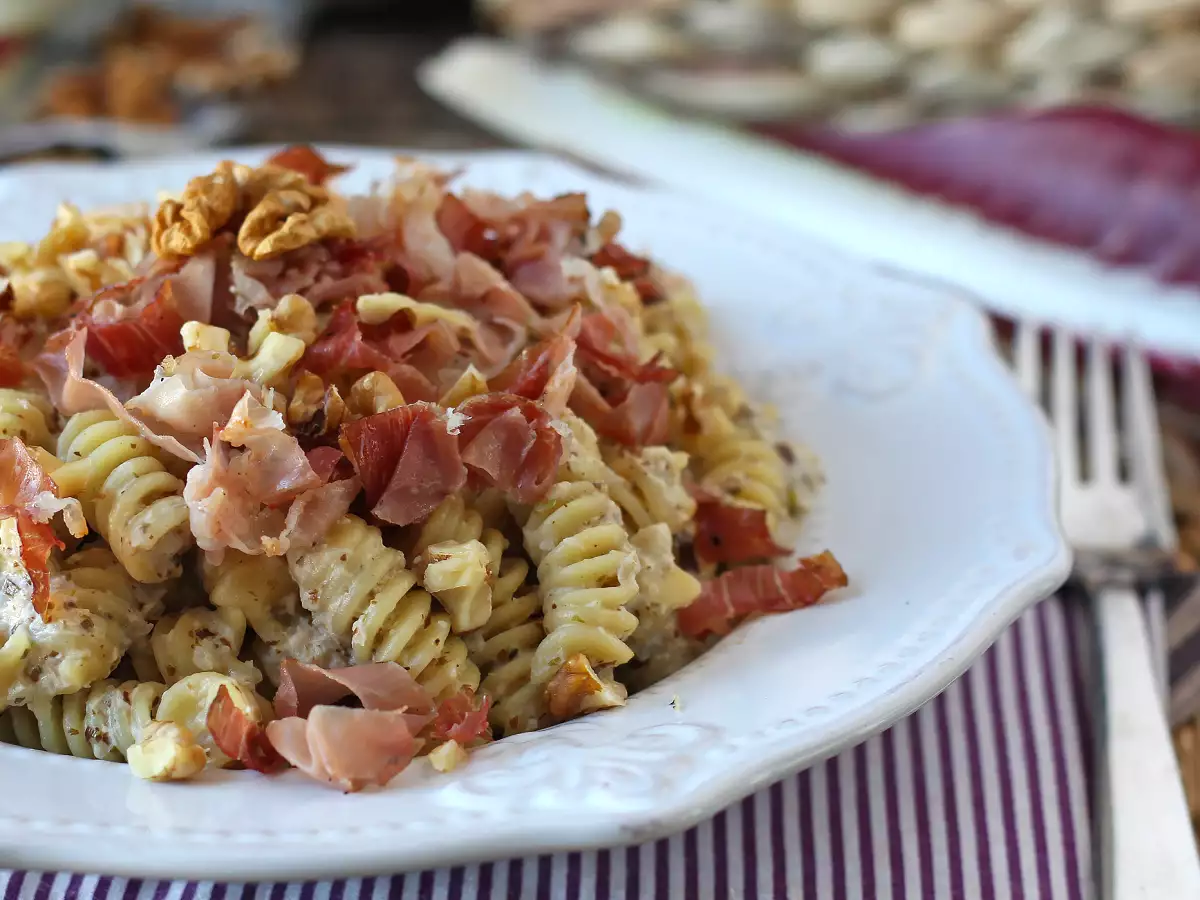 Cremet pasta med radicchio, sprød bacon og valnødder: hurtig og uimodståelig opskrift - foto 4