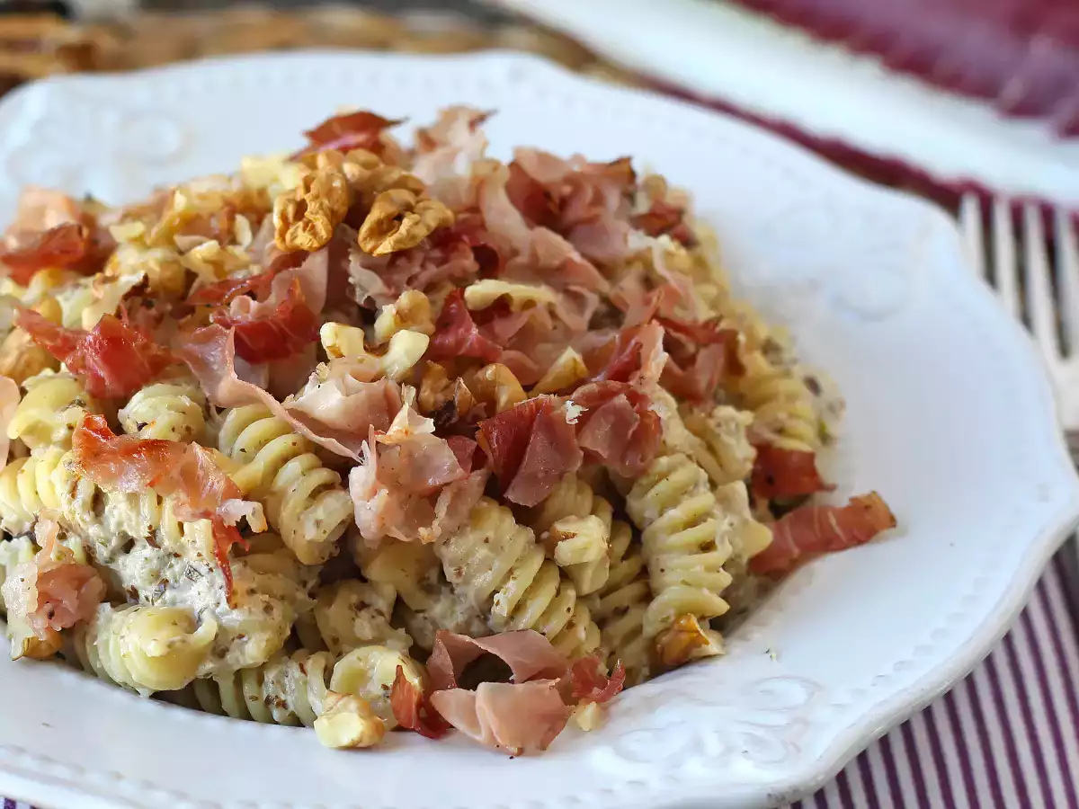 Cremet pasta med radicchio, sprød bacon og valnødder: hurtig og uimodståelig opskrift - foto 5