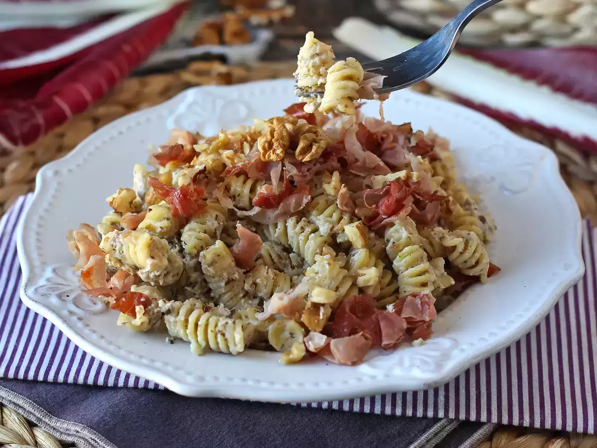 Cremet pasta med radicchio, sprød bacon og valnødder: hurtig og uimodståelig opskrift - foto 6
