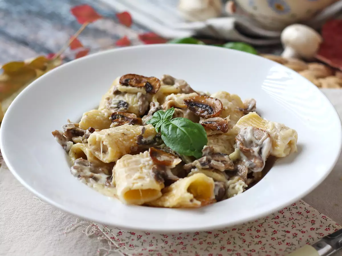 Cremet pasta med svampe og fløde: en enkel pastaret med autentisk smag