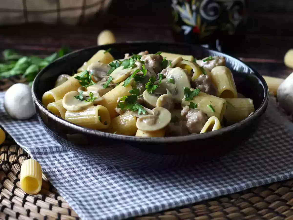 Cremet pasta med svampe og pølse