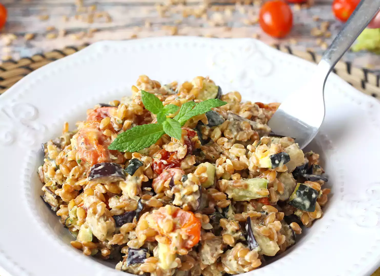 Cremet spelt-salat med courgetter, auberginer og cherrytomater