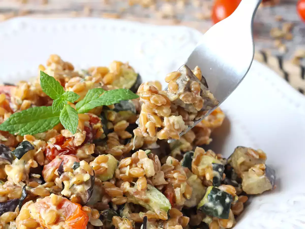 Cremet spelt-salat med courgetter, auberginer og cherrytomater - foto 6