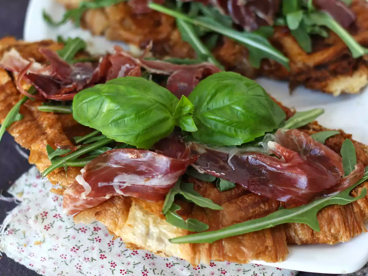 Croffle, den vaffelformede croissant med figensyltetøj, gedeost og iberisk skinke
