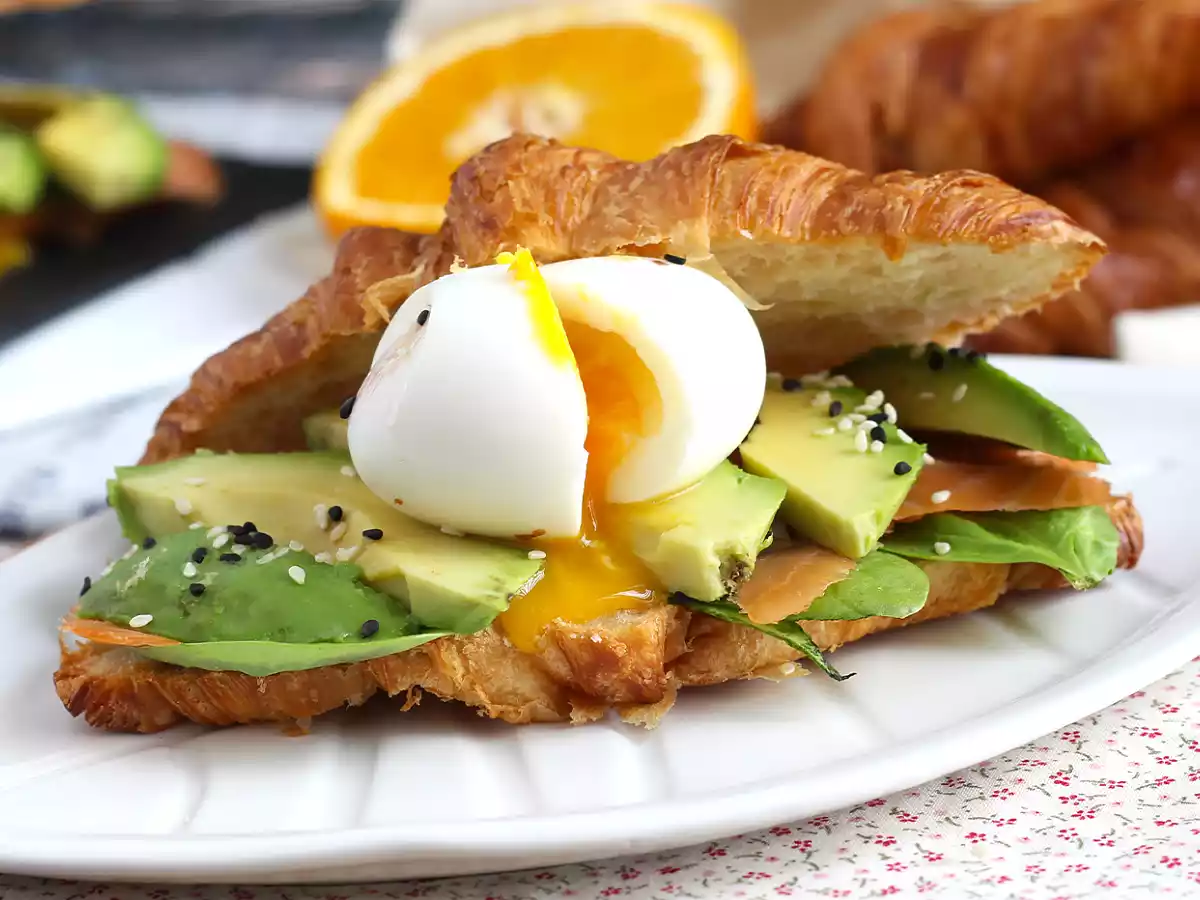 Croissant brunch-sandwich