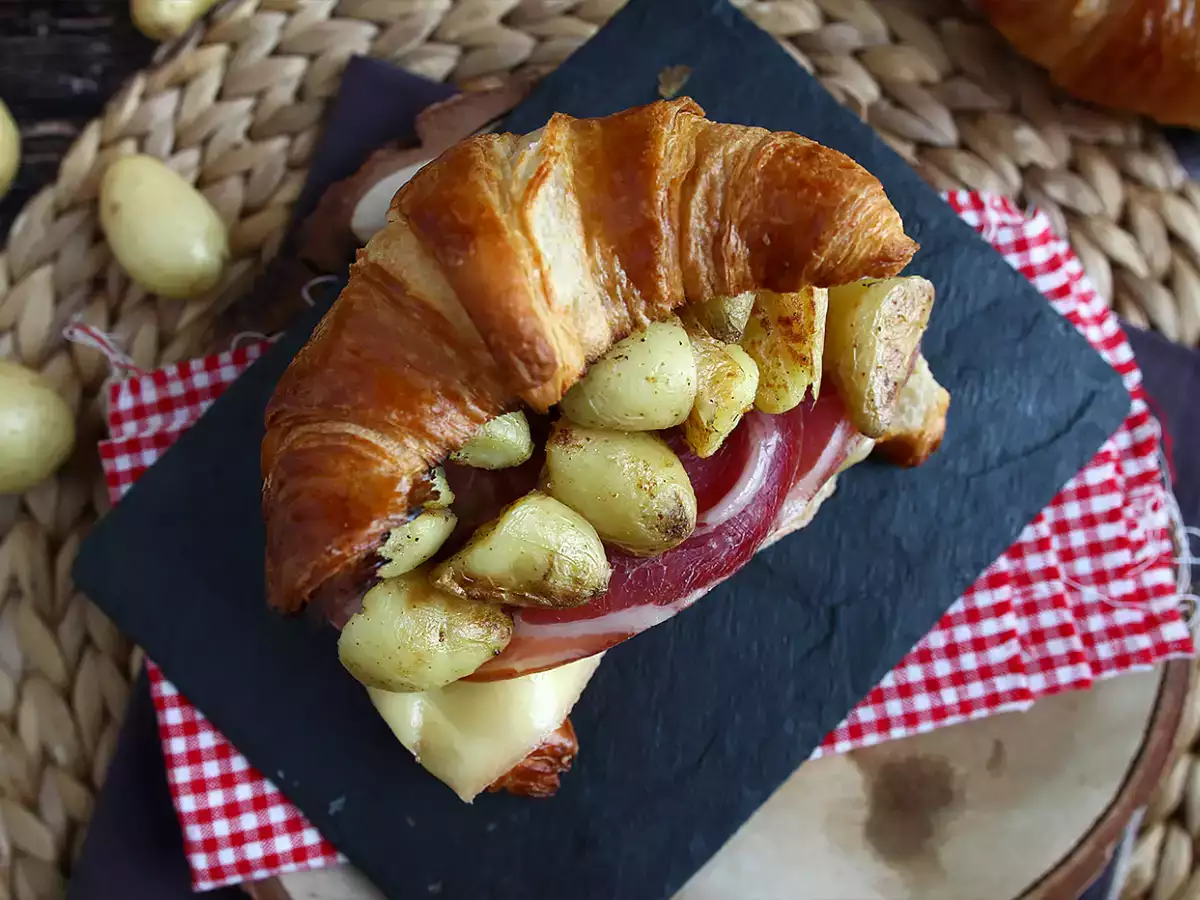 Croissant-sandwich med racletteost – perfekt til en lækker brunch! - foto 2