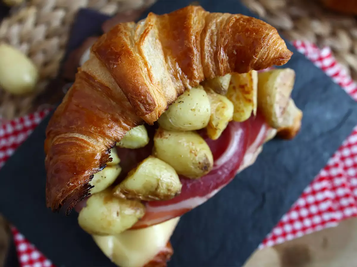 Croissant-sandwich med racletteost – perfekt til en lækker brunch! - foto 4