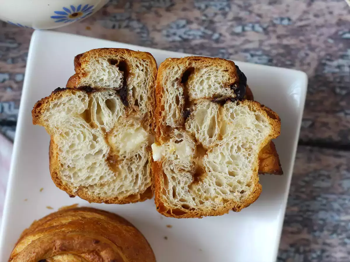Cruffins – en kombination af croissant og muffin med vaniljecreme og chokolade - foto 2