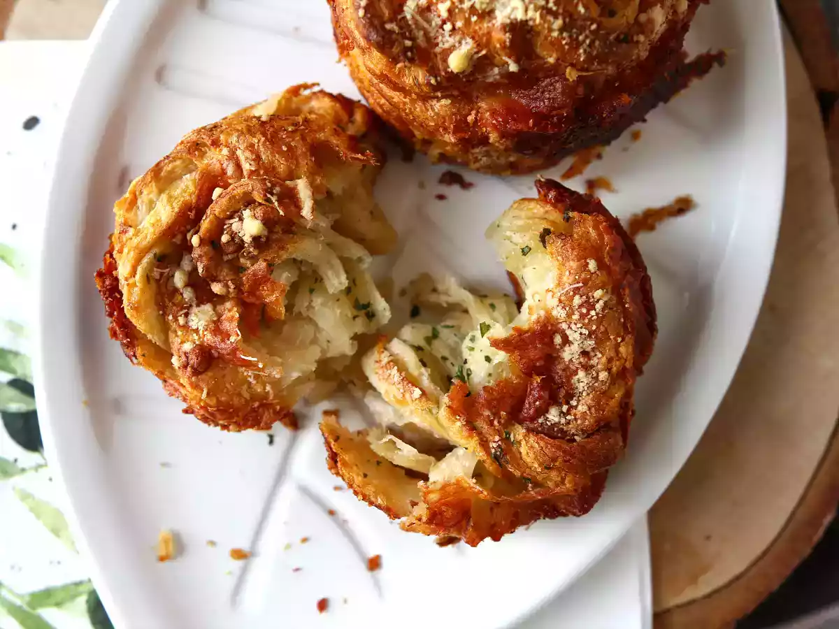 Cruffins, en kombination af en croissant og en muffin, i dette tilfælde med parmesan- og mozzarellaost.