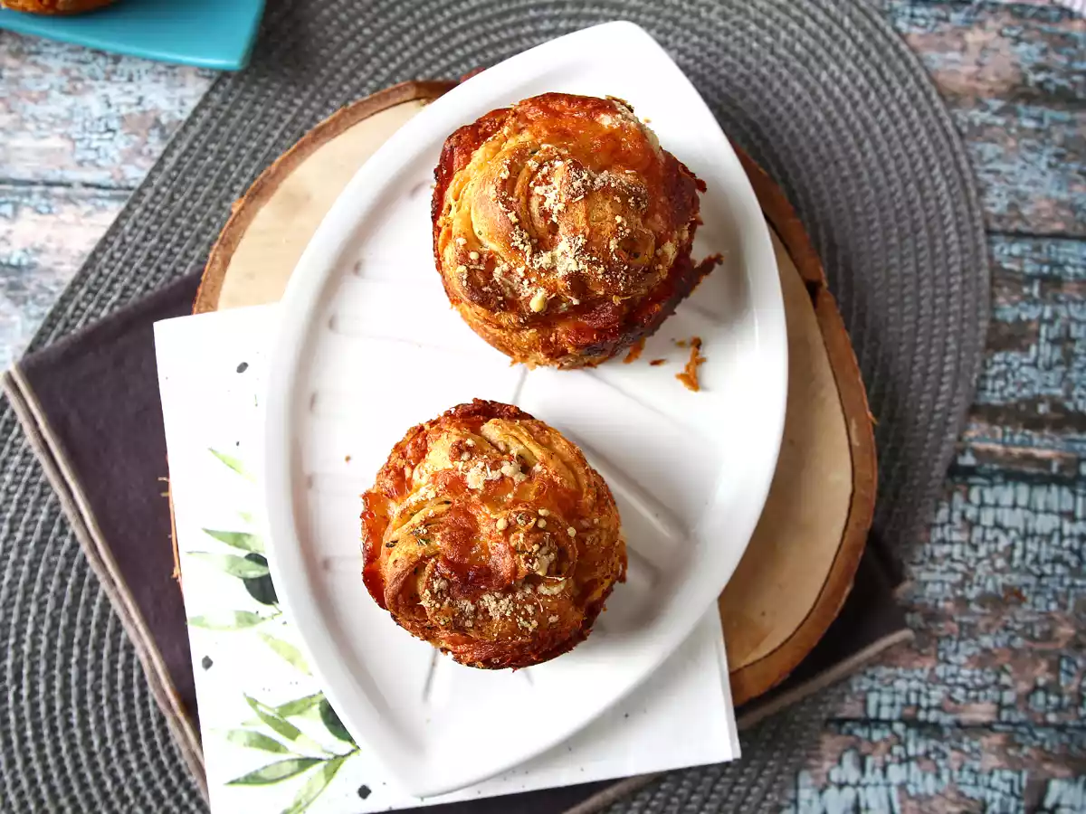 Cruffins, en kombination af en croissant og en muffin, i dette tilfælde med parmesan- og mozzarellaost. - foto 2