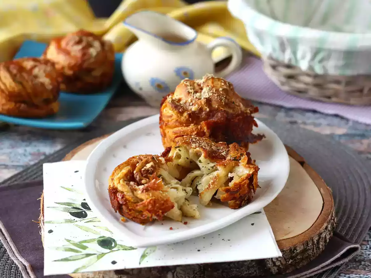 Cruffins, en kombination af en croissant og en muffin, i dette tilfælde med parmesan- og mozzarellaost. - foto 5