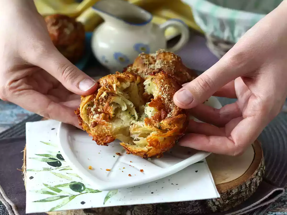 Cruffins, en kombination af en croissant og en muffin, i dette tilfælde med parmesan- og mozzarellaost. - foto 6