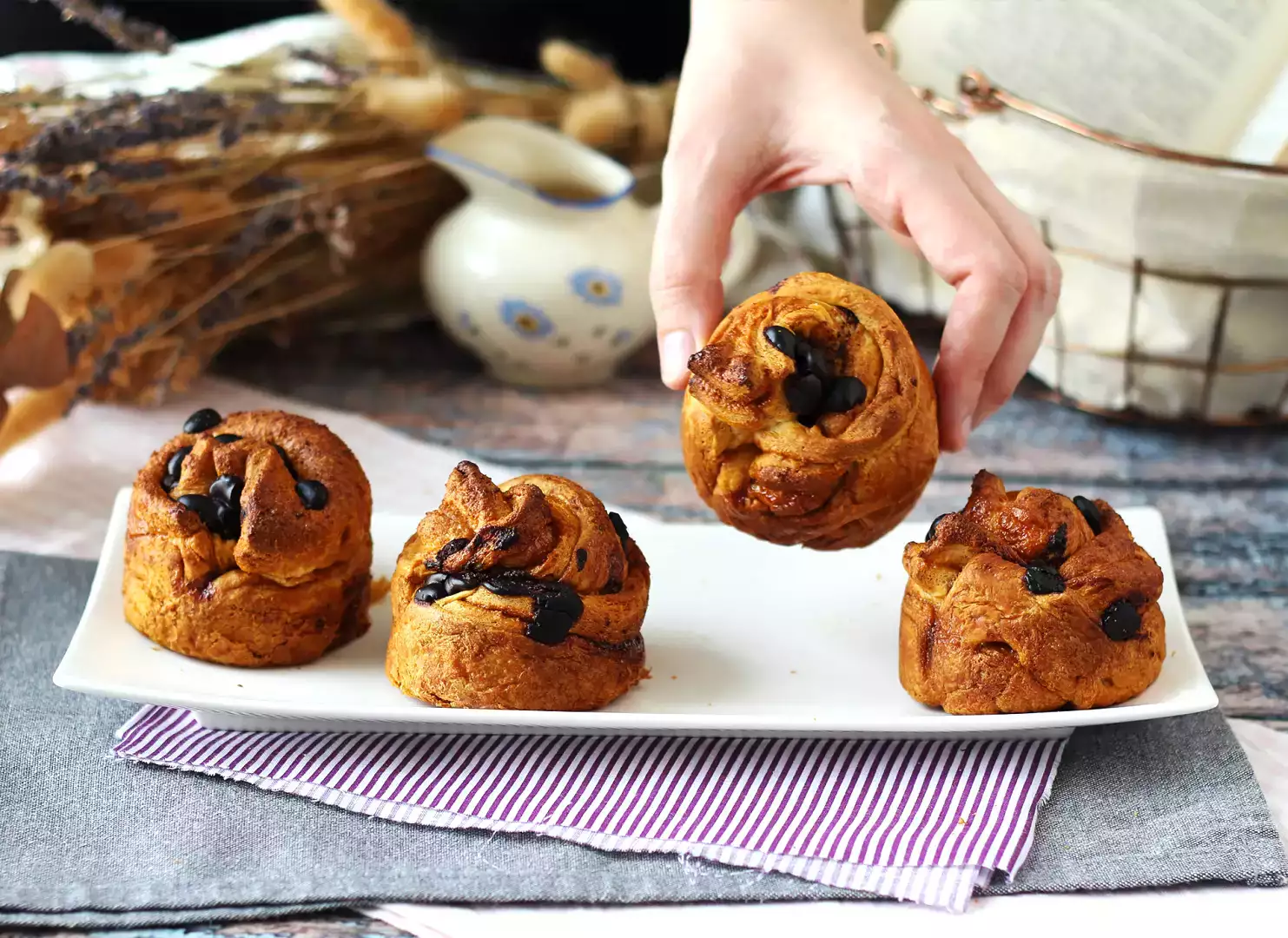 Cruffins, kombinationen af en croissant og en muffin, med vaniljecreme og chokolade