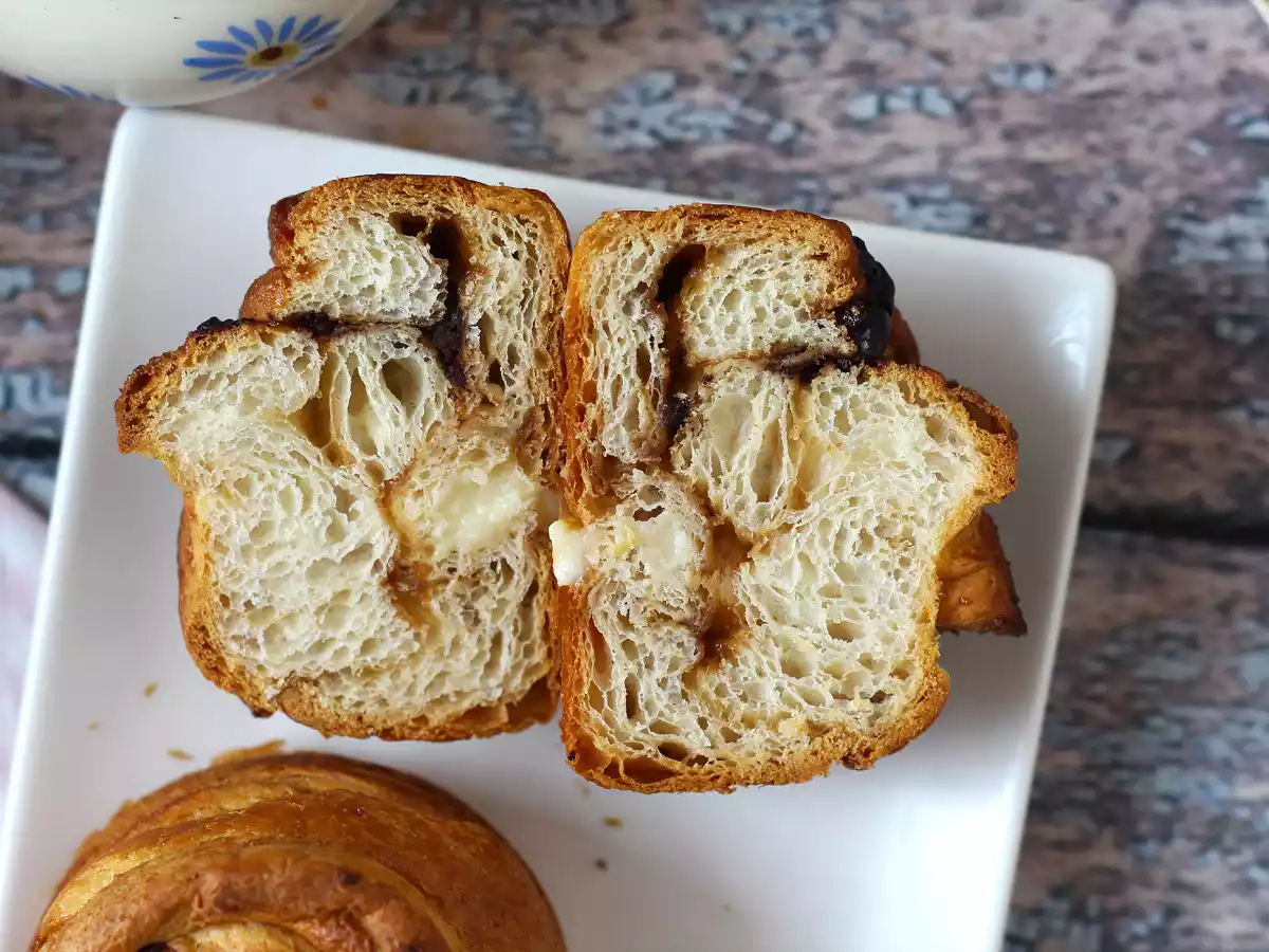Cruffins, kombinationen af en croissant og en muffin, med vaniljecreme og chokolade - foto 2