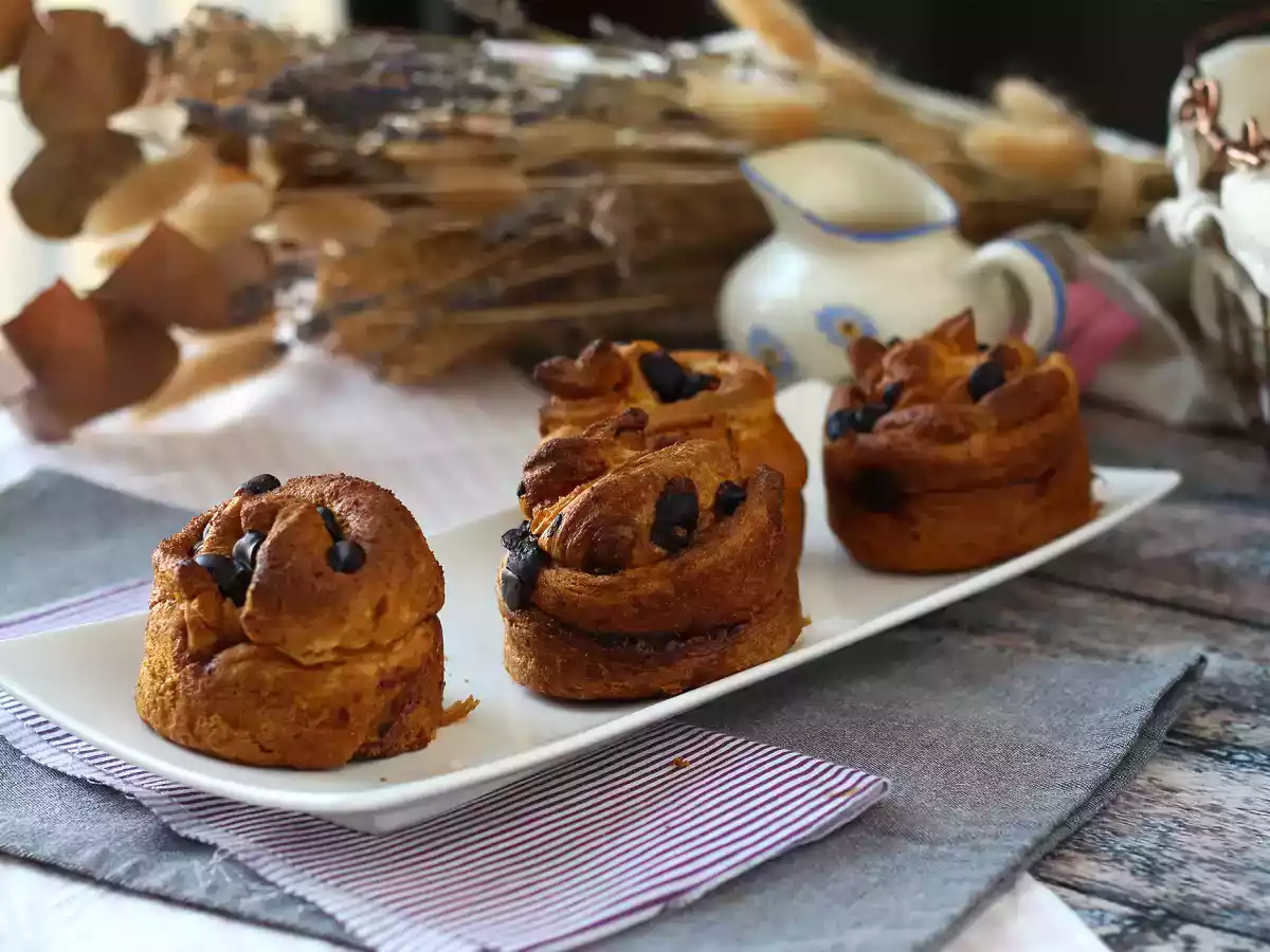Cruffins, kombinationen af en croissant og en muffin, med vaniljecreme og chokolade - foto 3