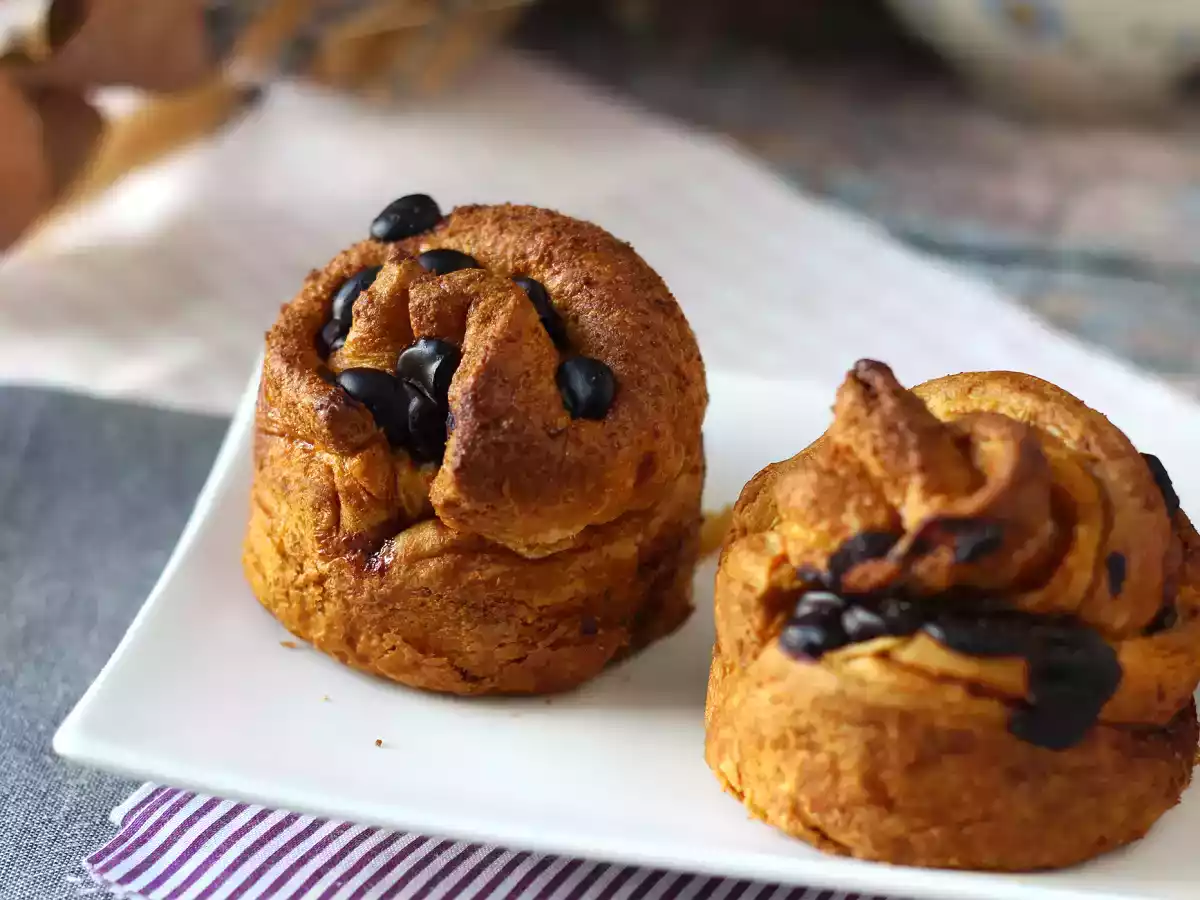 Cruffins, kombinationen af en croissant og en muffin, med vaniljecreme og chokolade - foto 4
