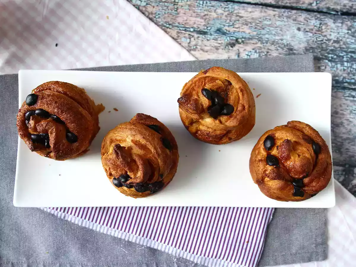 Cruffins, kombinationen af en croissant og en muffin, med vaniljecreme og chokolade - foto 5