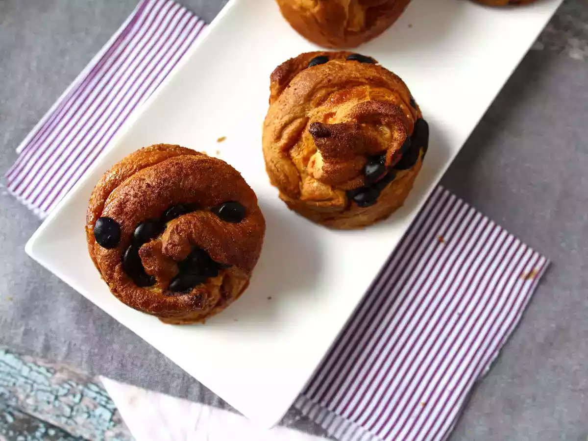 Cruffins, kombinationen af en croissant og en muffin, med vaniljecreme og chokolade - foto 7