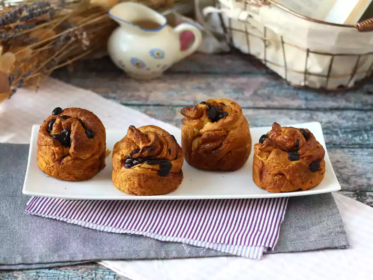 Cruffins, kombinationen af en croissant og en muffin, med vaniljecreme og chokolade - foto 9