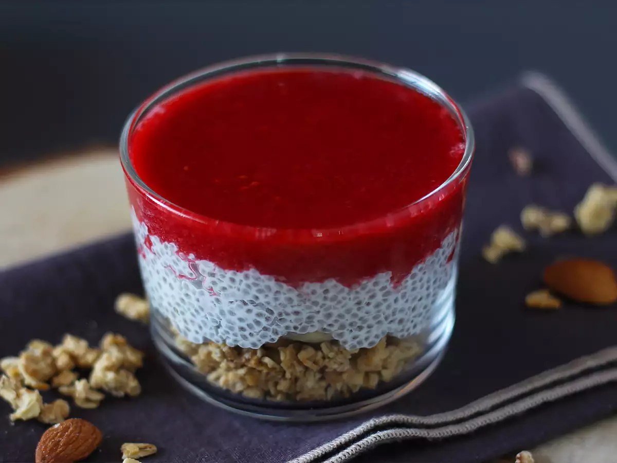 Dessertglas med chiabudding, kokosmælk, hindbær og granola - foto 3