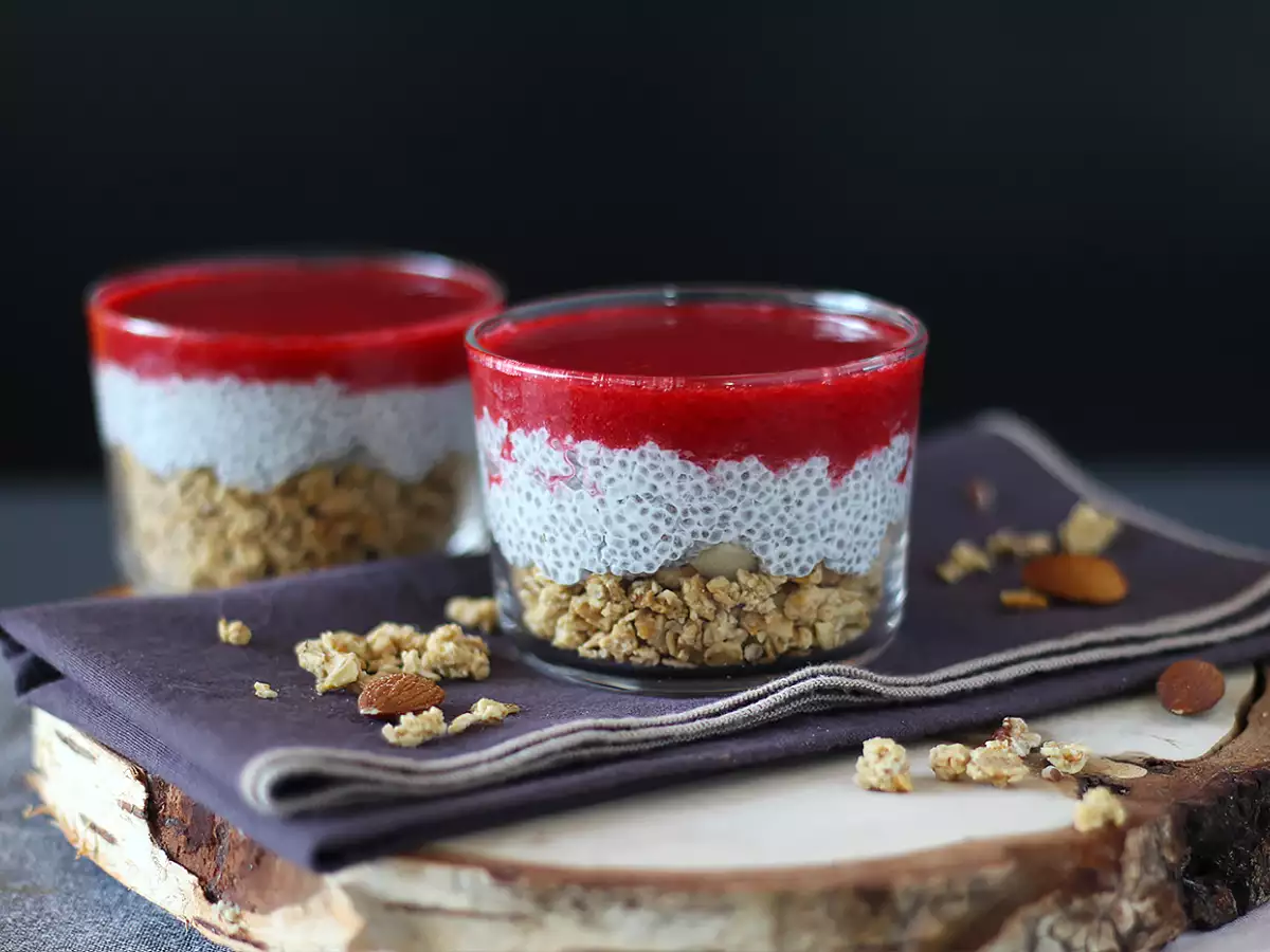 Dessertglas med chiabudding, kokosmælk, hindbær og granola - foto 4