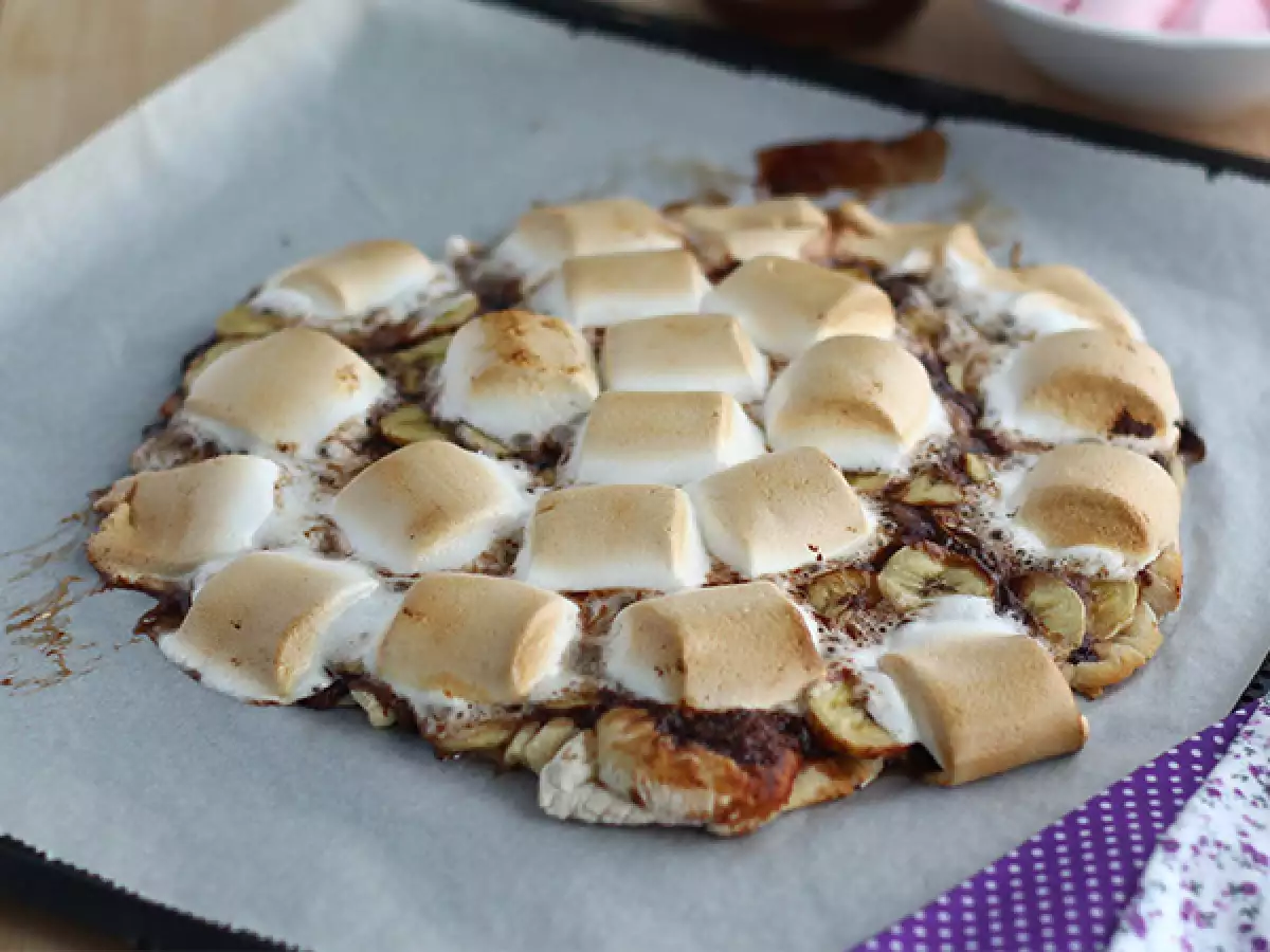 Dessertpizza med banan og chokolade