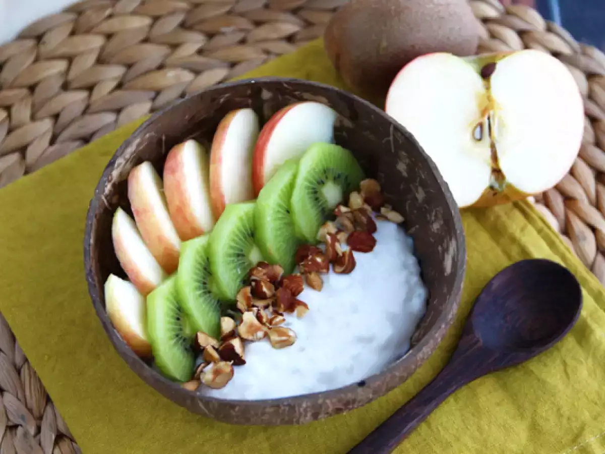 Eftermiddagssnack med kokosyoghurt, æble, kiwi og hasselnødder