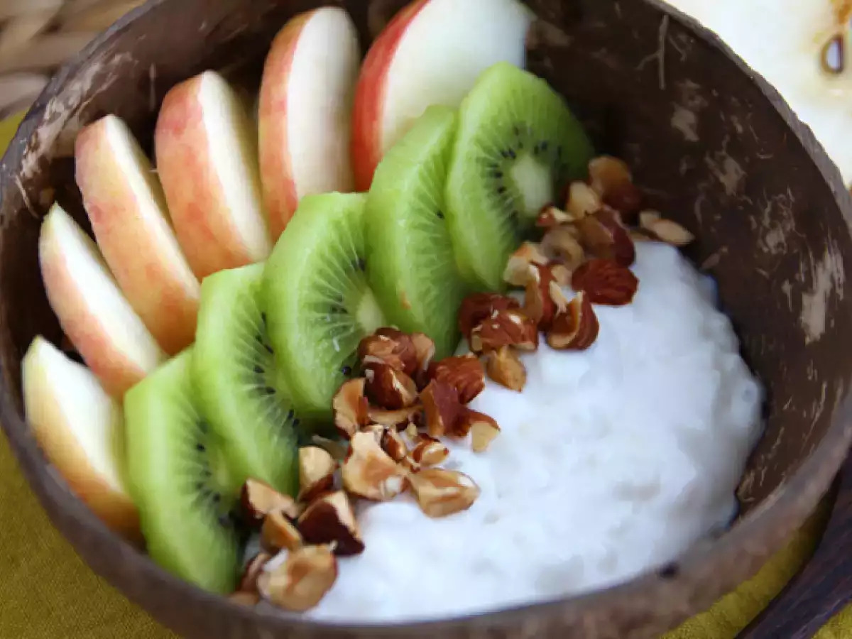 Eftermiddagssnack med kokosyoghurt, æble, kiwi og hasselnødder - foto 2