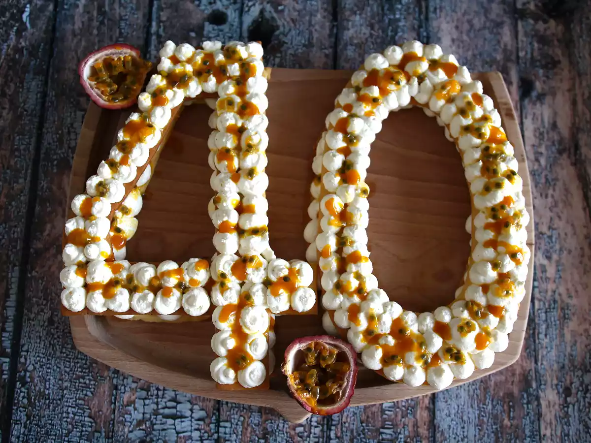 Eksotisk nummerkage med mango og passionsfrugt