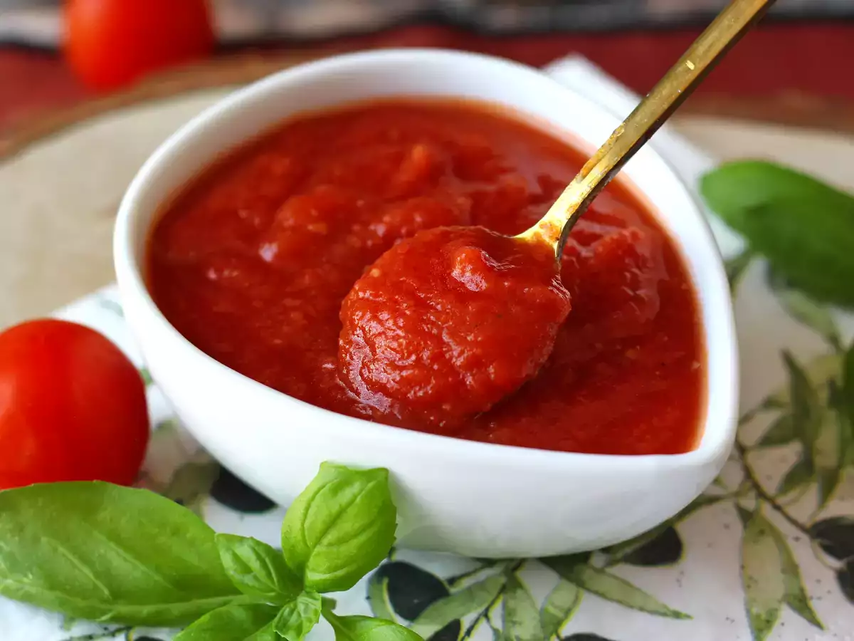 En fyldig, rå tomatsauce, der er ideel som topping på en pizza eller en pinsa.