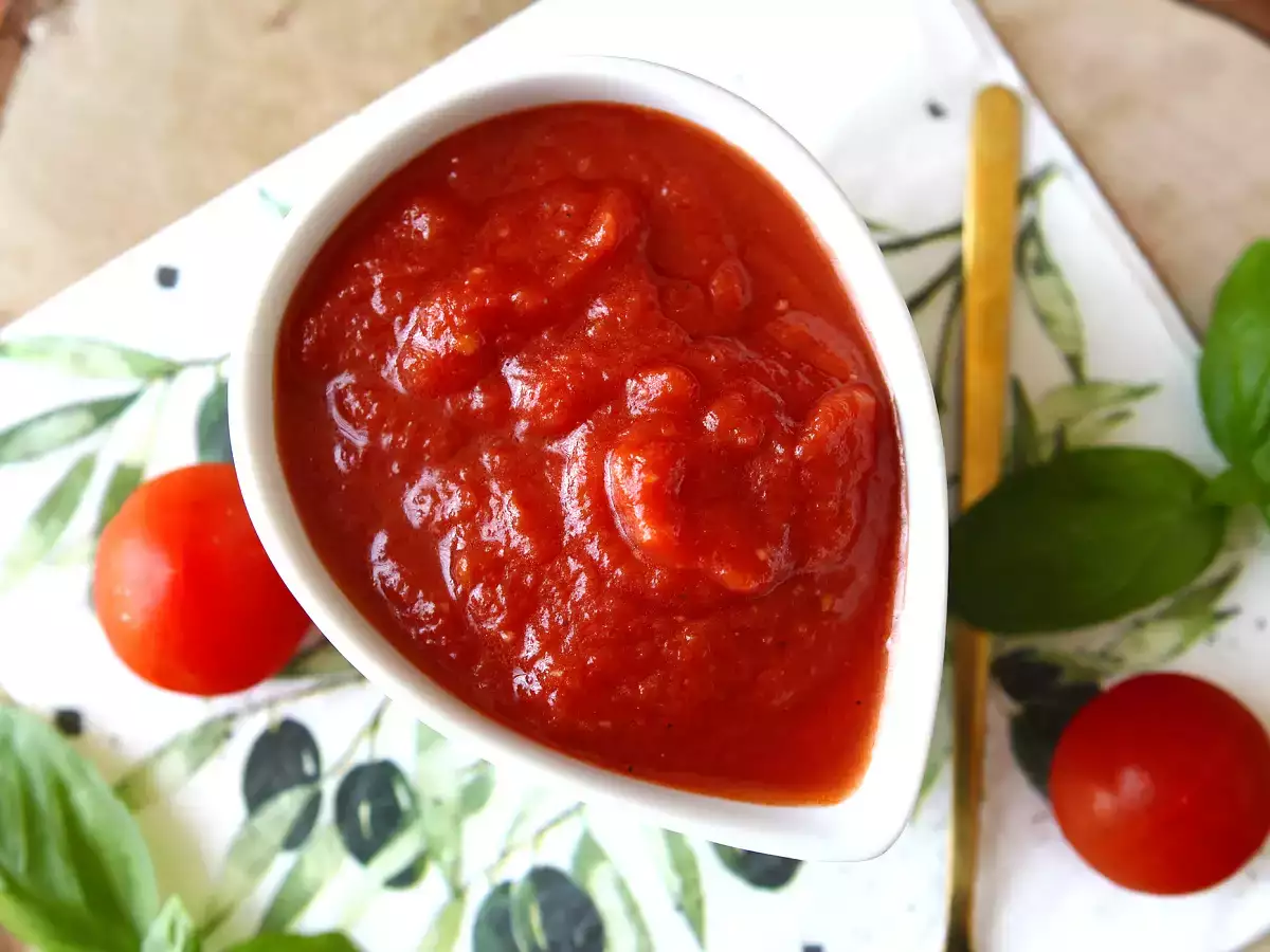 En fyldig, rå tomatsauce, der er ideel som topping på en pizza eller en pinsa. - foto 2