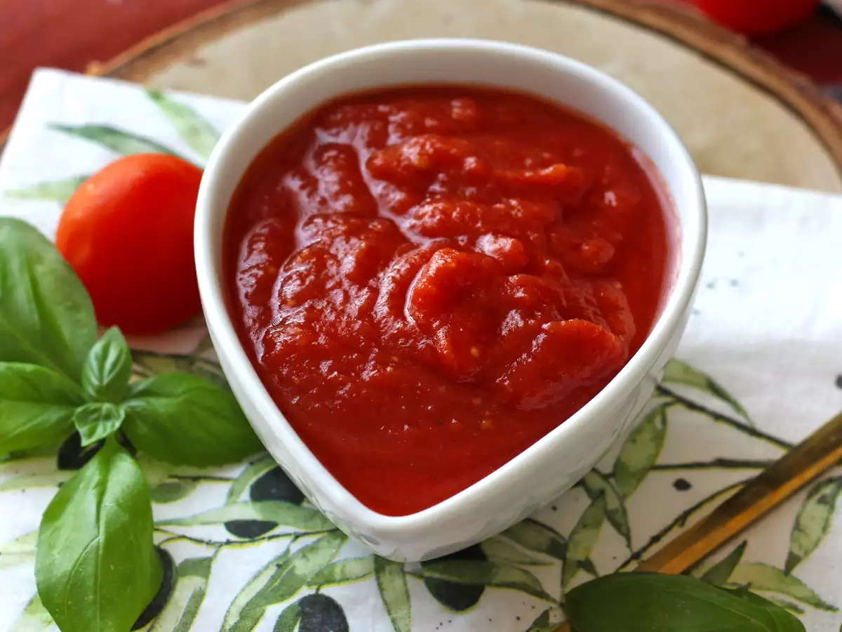 En fyldig, rå tomatsauce, der er ideel som topping på en pizza eller en pinsa. - foto 4