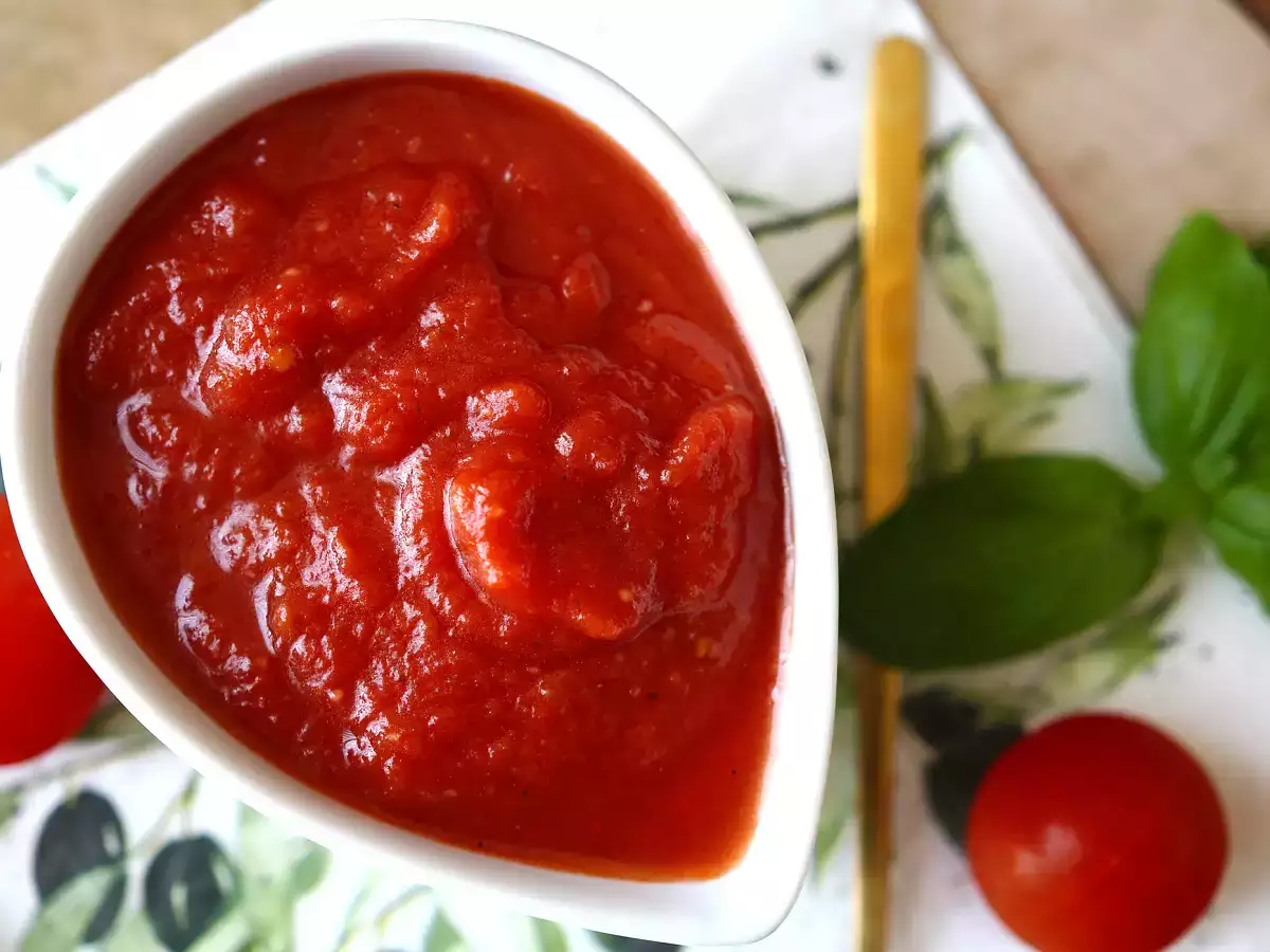 En fyldig, rå tomatsauce, der er ideel som topping på en pizza eller en pinsa. - foto 5