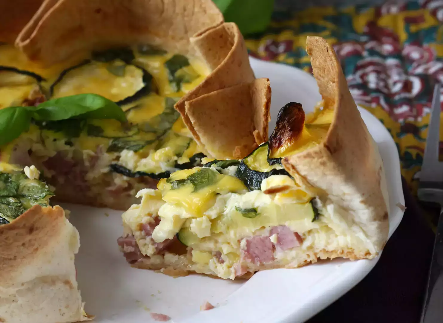 En quiche uden wienerbrød med tortilla? det er muligt! en let opskrift, der er perfekt til sommeren!