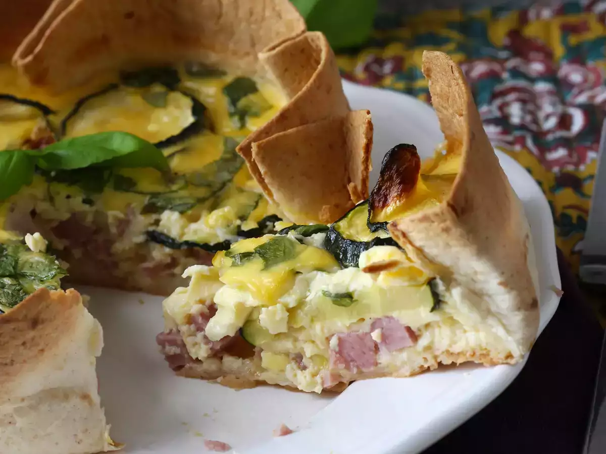 En quiche uden wienerbrød med tortilla? Det er muligt! En let opskrift, der er perfekt til sommeren!