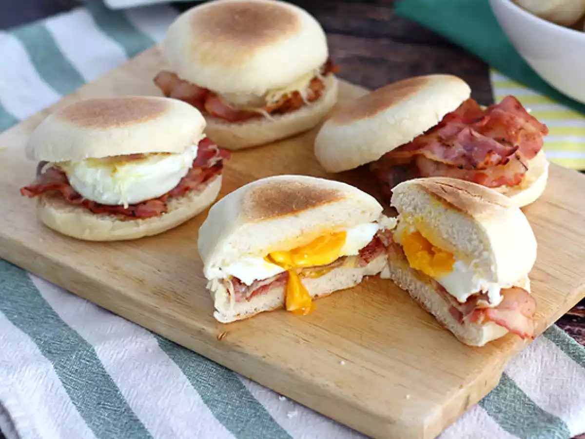 Engelske muffins med æg og bacon
