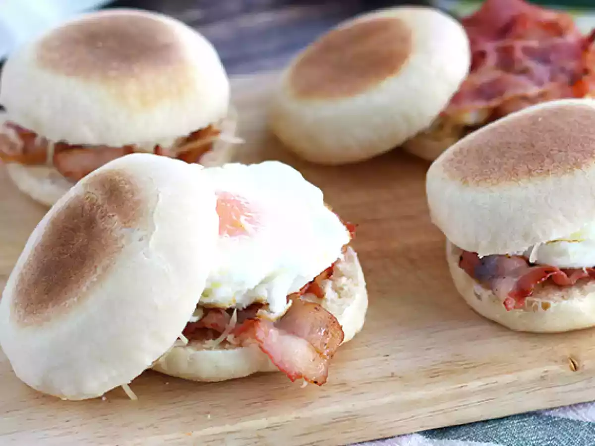 Engelske muffins med æg og bacon - foto 3