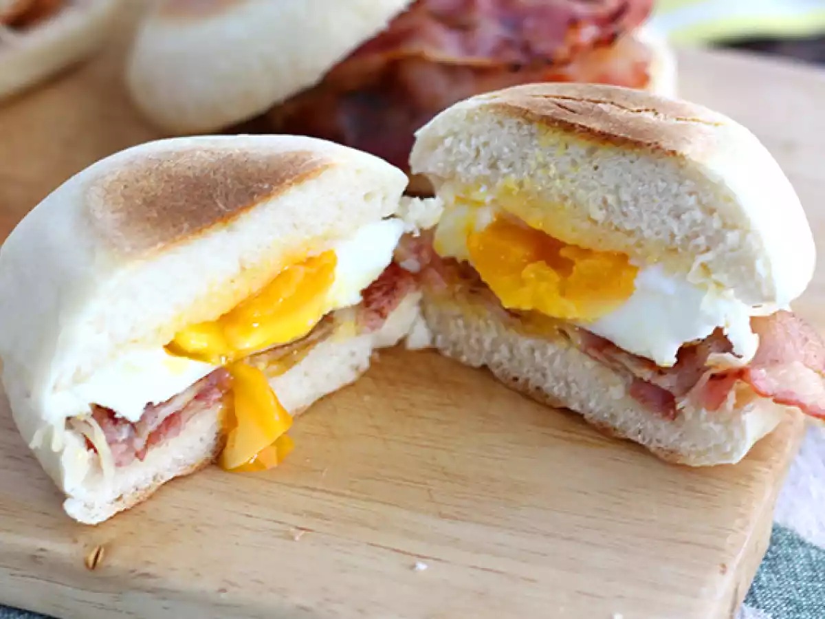 Engelske muffins med æg og bacon - foto 4