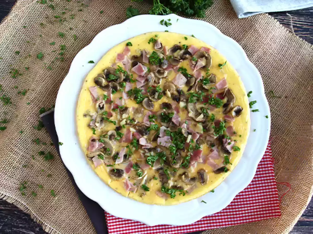Enkel omelet med svampe, skinke og persille - foto 3