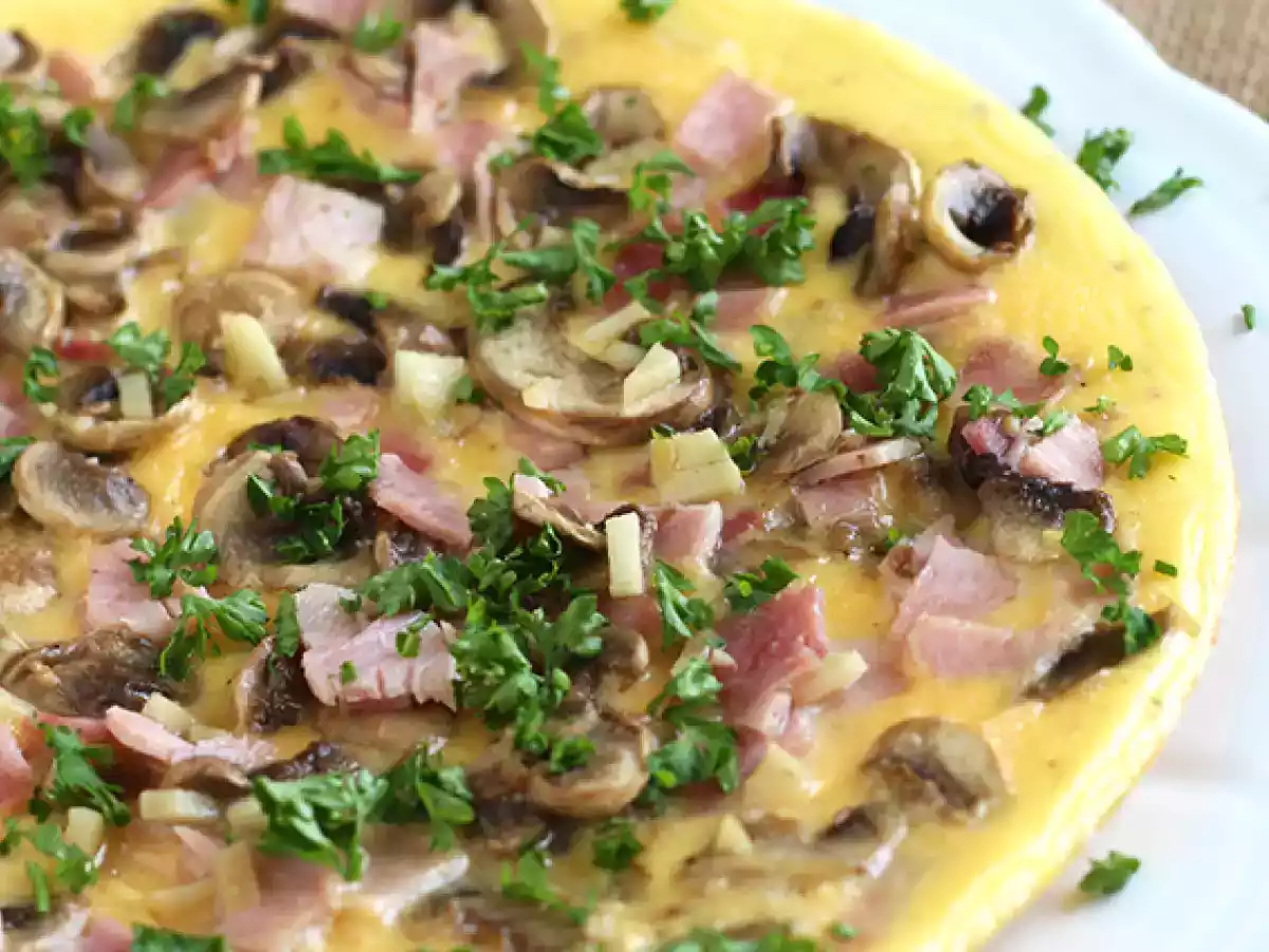 Enkel omelet med svampe, skinke og persille - foto 4