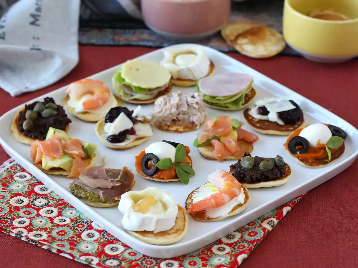 Fad med fyldte blinis – perfekt som varieret aperitif til festlige lejligheder