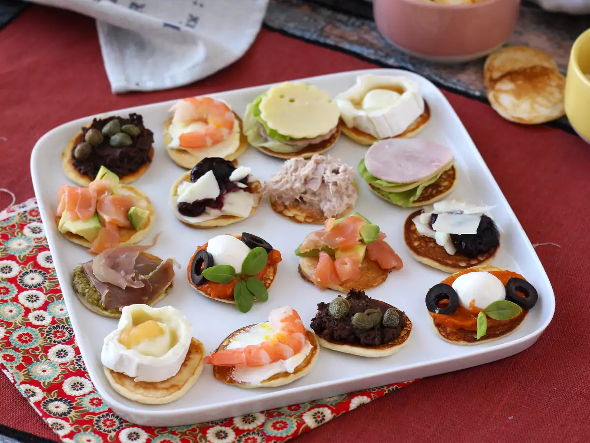 Fad med fyldte blinis – perfekt som varieret aperitif til festlige lejligheder - foto 3