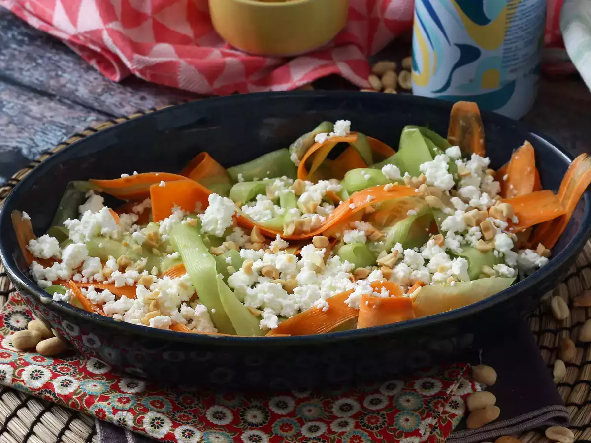 Farverig grøntsagstagliatellesalat med jordnøddesauce - foto 3